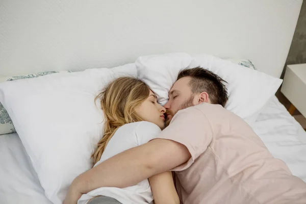 Amantes de casal na cama — Fotografia de Stock