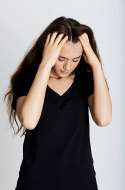 Baş ağrısı olan genç bir kadın..