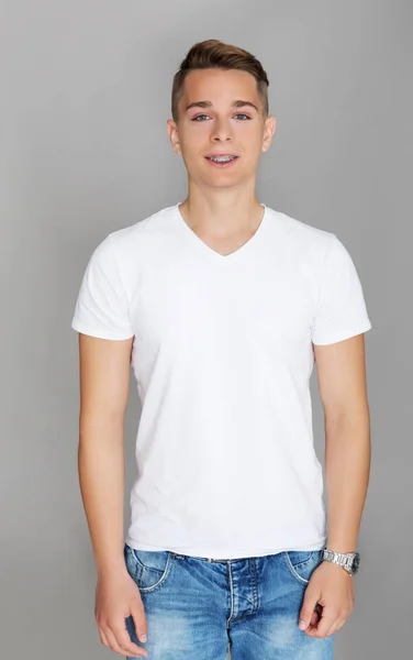 Adolescente bonito em t-shirt branca — Fotografia de Stock