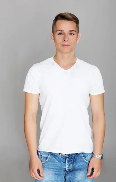 Sevimli genç beyaz t-shirt — Stok fotoğraf