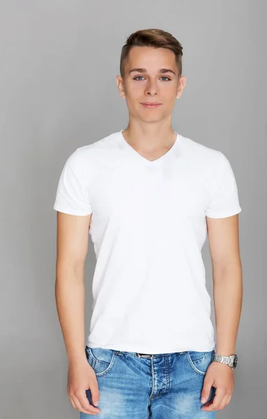 Schattige tiener in wit t-shirt — Stockfoto