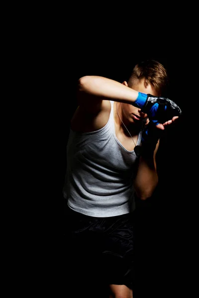 Adolescente boxe em estúdio . — Fotografia de Stock