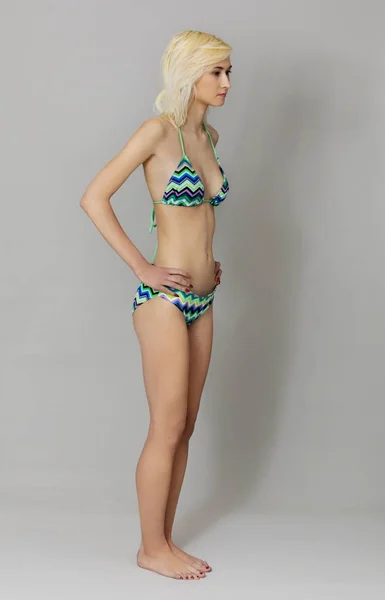 Schöne junge Frau im Bikini — Stockfoto