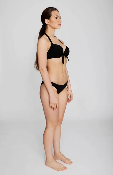 Belle jeune femme en bikini — Photo