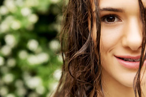 yağmur altında mutlu