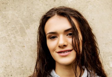 yağmur altında mutlu