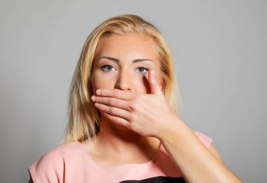 Genç kadın dinlemiyor.