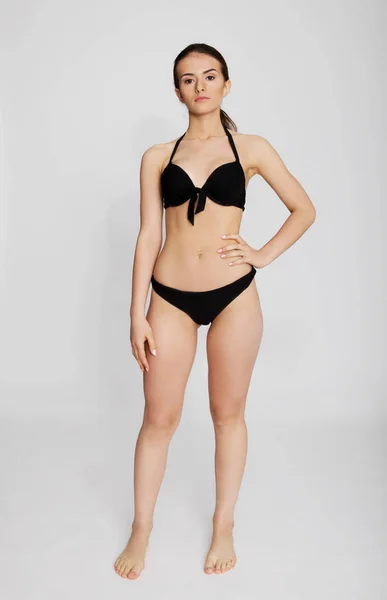 Schöne junge Frau im Bikini — Stockfoto