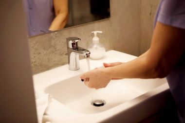 Ellerimi sabunla yıkıyorum.