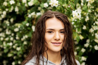 yağmur altında mutlu