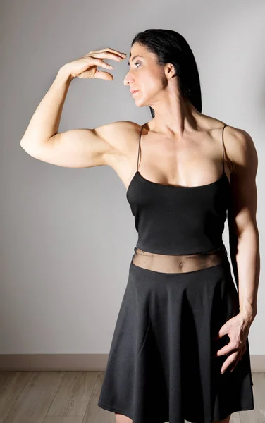 Γυναίκα bodybuilder στο φόρεμα. — Φωτογραφία Αρχείου