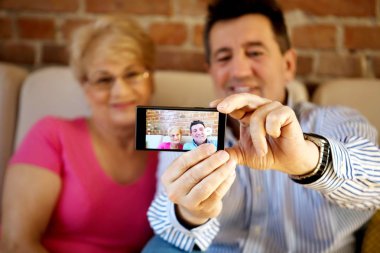 Üst düzey iki Smartphone'da kendi kendine portre fotoğraf yapma