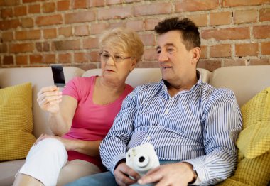 kamera ile mutlu yaşlı çift.