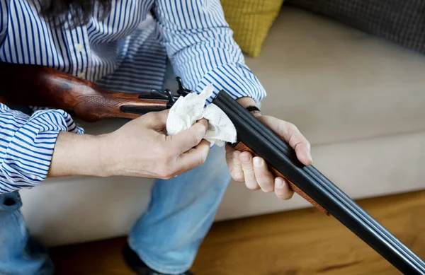 Gammal man rengöra en pistol — Stockfoto