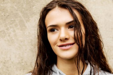 yağmur altında mutlu