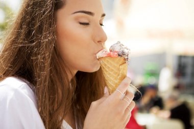 Sıcak yaz aylarında dondurma