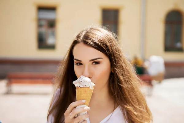 暑い夏にアイス クリーム — ストック写真