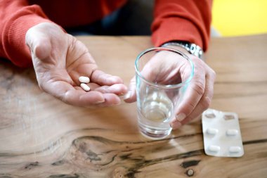 Yaşlı bir adam kırışık el tıbbi ilaç