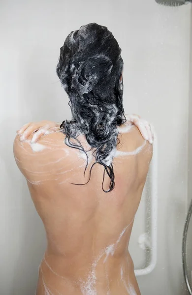 Mujer de fitness tomando una ducha después del ejercicio . —  Fotos de Stock