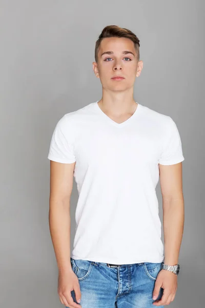Schattige tiener in wit t-shirt — Stockfoto