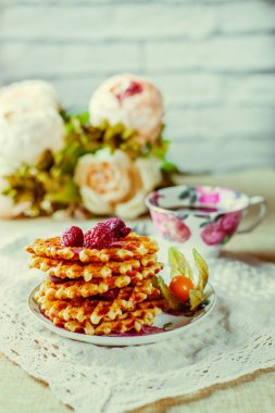 gofret taze Ahududu ve bal soslu