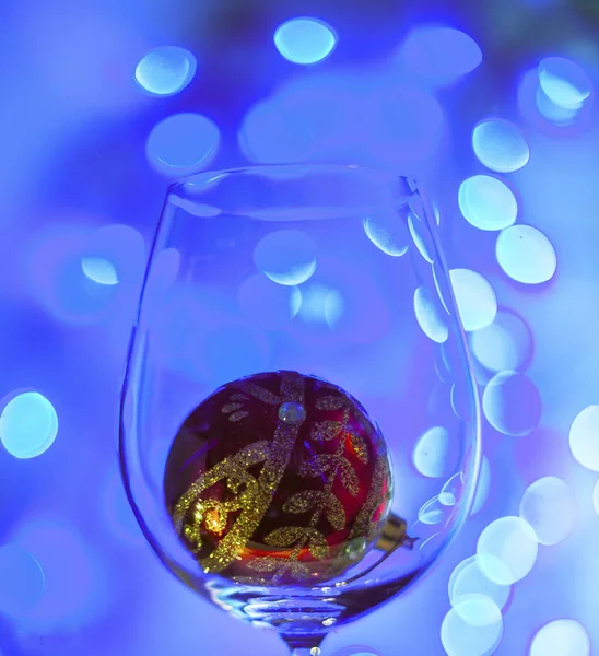 Luz Año Nuevo Está Vaso Con Una Esfera Brillante — Foto de Stock