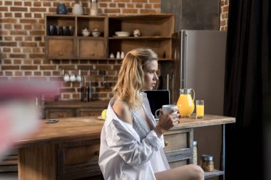 sabah kahvesini sahip kadın