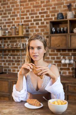 kadın mutfakta Kahvaltı