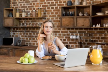 kadın mutfakta Kahvaltı