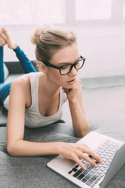 Mulher usando laptop — Fotografia de Stock