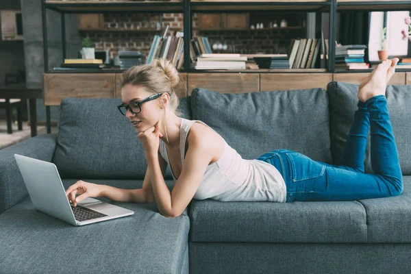 Mujer usando portátil — Foto de Stock