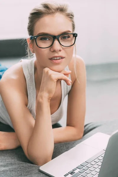 Kobieta korzystająca z laptopa — Zdjęcie stockowe