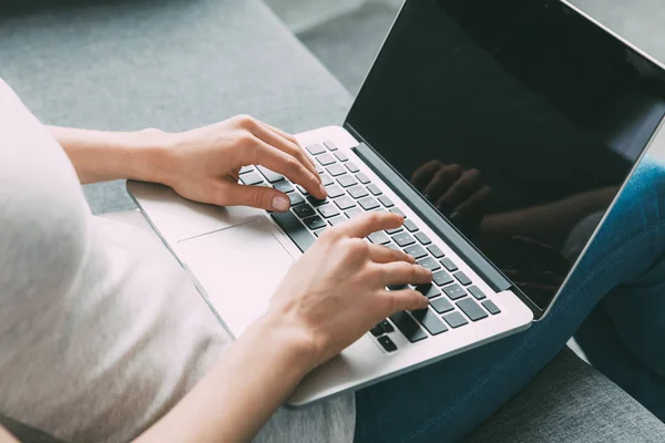 Frau benutzt Laptop — Stockfoto