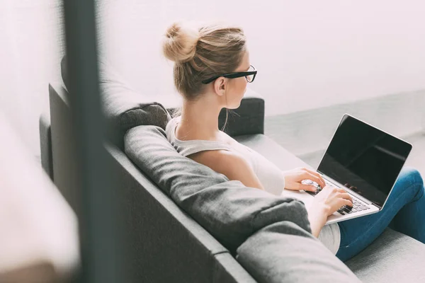 Mulher usando laptop — Fotografia de Stock