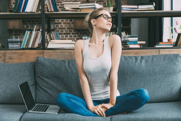 Mujer en sofá con portátil — Foto de Stock