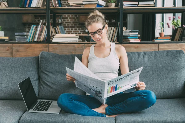 Frau liest Zeitung — Stockfoto