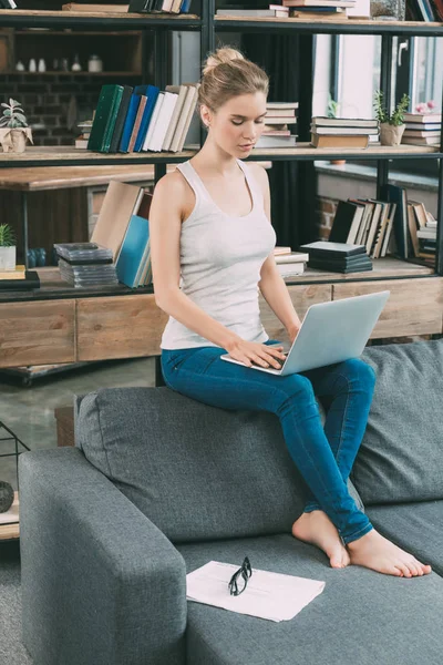 Mujer usando portátil — Foto de Stock