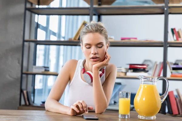 Mujer usando smartphone — Foto de stock gratis