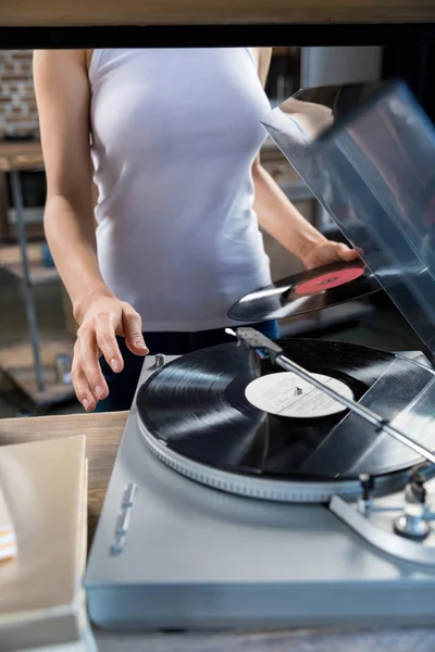 Mulher usando vinil player de áudio — Fotografia de Stock