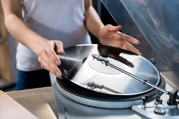 Žena používající vinyl audio přehrávač — Stock fotografie