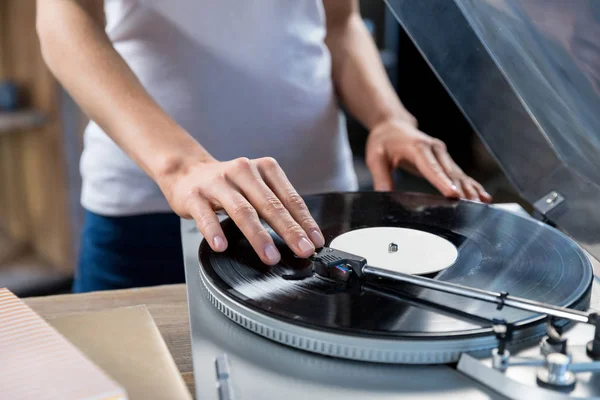 Vrouw met behulp van vinyl audio speler — Stockfoto