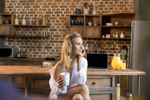 Жінка має ранкову каву — стокове фото
