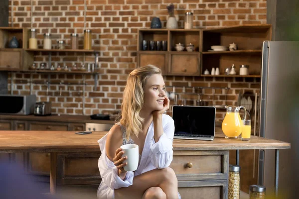 Donna che prende il suo caffè del mattino — Foto Stock