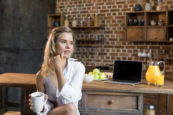 Frau beim morgendlichen Kaffee — Stockfoto