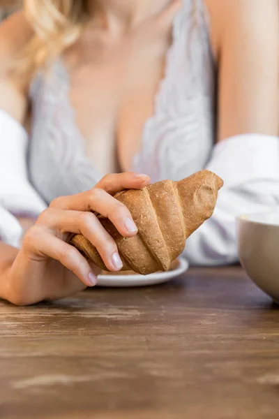 Woman having breakfast in kitchen — Free Stock Photo