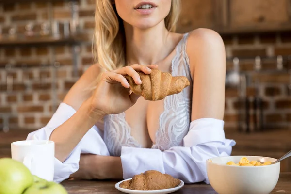 Mulher tomando café da manhã na cozinha — Fotografia de Stock