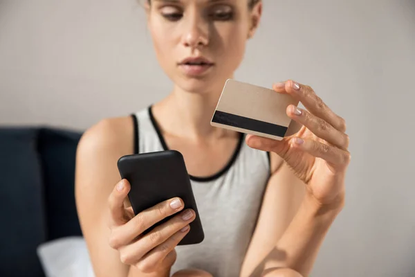 Mujer de compras en línea con smartphone — Foto de Stock