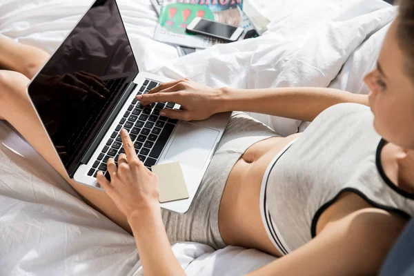 노트북으로 온라인 쇼핑을 하는 여성 — 스톡 사진