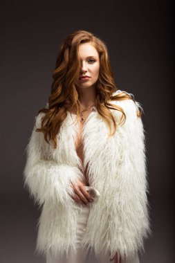 gri izole kabarık ceketli çekici kahverengi saçlı kadın