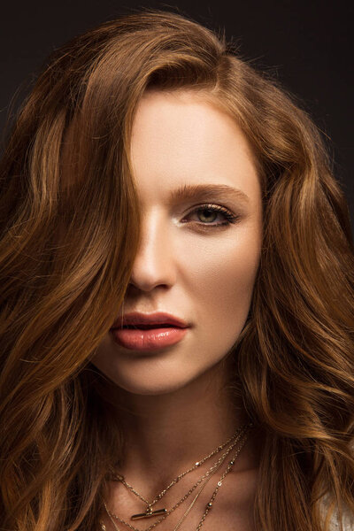 портрет красивой каштановой девушки, смотрящей в камеру
